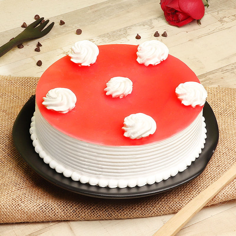 Delicious Creamy Strawberry Cake